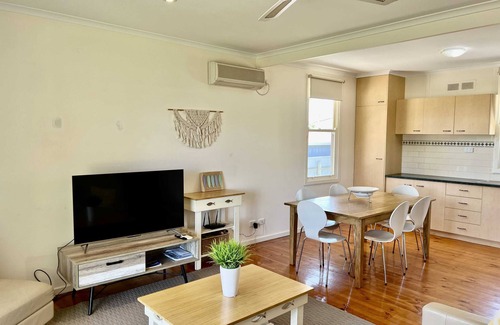 Waterhouse House | Summer Daysies - WiFi, Pet Friendly Outside