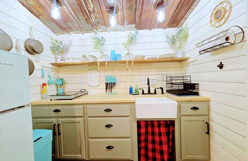 Amherst House | Summer Retreat w/Hot Tub&Firepit/10 Min. to Beach