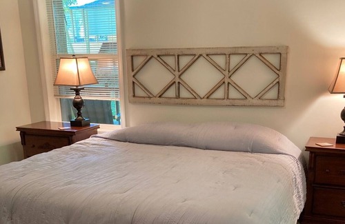 Glouster House | Summer's here! Hike, boat, kayak, campfires! Burr Oak SP and Lake. Sleeps 4.