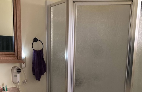 Glouster House | Summer's here! Hike, boat, kayak, campfires! Burr Oak SP and Lake. Sleeps 4.