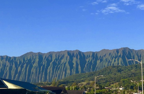 Enchanted Lake House | Summer Sale Kailua- 2 BR with Mountain, Lake Views, Full Kitchen, Laundry and AC