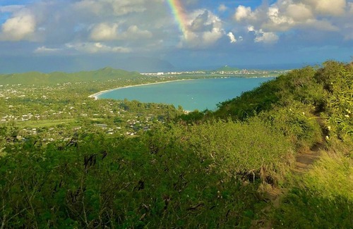Enchanted Lake House | Summer Sale Kailua- 2 BR with Mountain, Lake Views, Full Kitchen, Laundry and AC