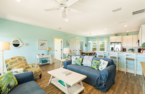 East End House | Summer Salt Cottage, Pvt Pool, 240 steps to beach w/views