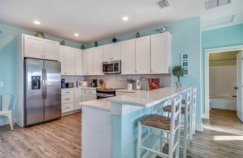 East End House | Summer Salt Cottage, Pvt Pool, 240 steps to beach w/views