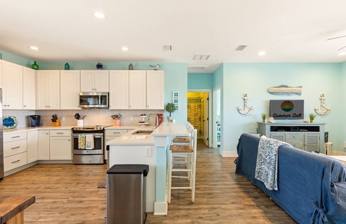 East End House | Summer Salt Cottage, Pvt Pool, 240 steps to beach w/views