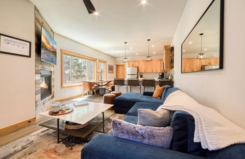 Truckee House | Summer & Ski Lease - Porchlight Retreat by Tahoe Getaways, 3BR Dog Friendly in Truckee
