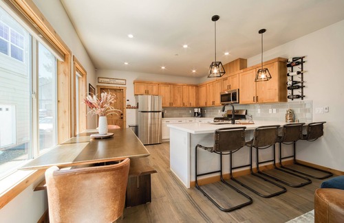 Truckee House | Summer & Ski Lease - Porchlight Retreat by Tahoe Getaways, 3BR Dog Friendly in Truckee