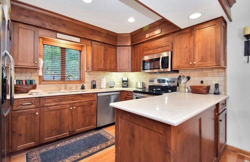 Blowing Rock Condo | Summit 1 | Fireplace, Restaurant, Pool, Spa