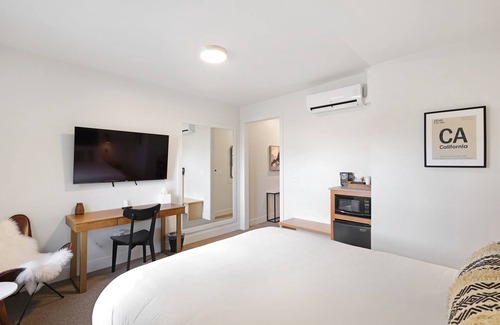 Mount Shasta Hotel | Summit Lofts, Downtown Mt Shasta, Queen Bed, #208