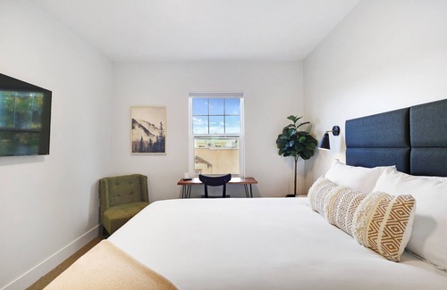 Mount Shasta Hotel | Summit Lofts, Downtown Mt Shasta, Queen Bed, #207