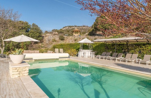 Murs Villa | Sumptuous 5-star bastide with views of the Luberon, swimming pool, garden and Wi-Fi.