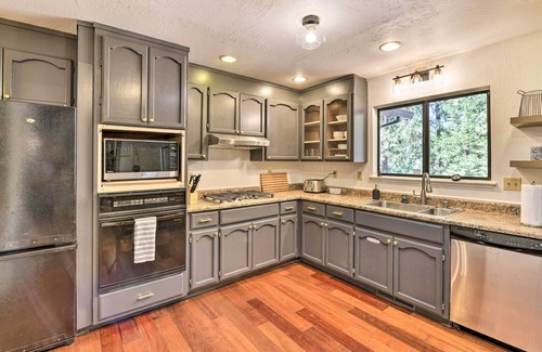 Pollock Pines Cabin | Sun-Dappled Cabin w/ Deck, Fire Pit & Kayaks!