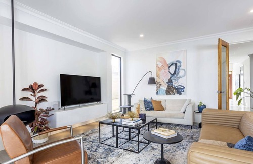 Mount Claremont House | Sun drenched new house in tranquil St Johns Wood Estate. Free WIFI & Parking
