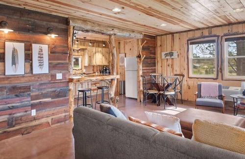 Custer House | ★Sun-Filled Cabin★Pond-Views★BHBungalows #8★