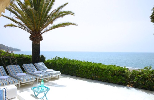 Golden Mile Villa | Sun-filled Front line beach villa in Marbella