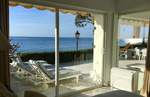 Golden Mile Villa | Sun-filled Front line beach villa in Marbella