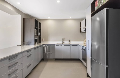 Mount Maunganui Apartment | Sun filled & Spacious with Ocean Views & beach