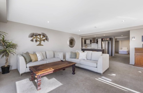 Mount Maunganui Apartment | Sun filled & Spacious with Ocean Views & beach