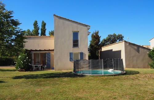 Saint-Saturnin-les-Avignon Apartment | Sun Hols les Rives du Lac by Interhome