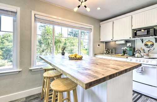 Almonte Apartment | Sun-Kissed Mill Valley Escape with Mtn Views!