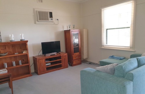 Maitland Cottage | Sun on the Stubble - Rural outlook on the edge of town