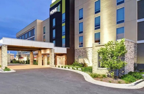 Roswell Hotel | Sun-soaked Stay: 3 Family-friendly Units w/Kitchenette and FREE Breakfast.