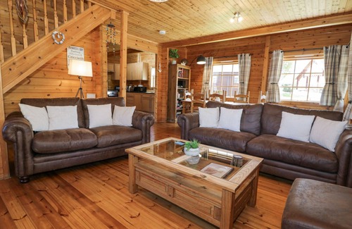 Llanbedr Cottage | SUN VIEW LODGE, family friendly, with hot tub in Llanbedr