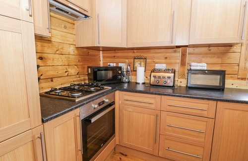 Llanbedr Cottage | SUN VIEW LODGE, family friendly, with hot tub in Llanbedr