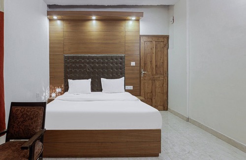 The Mall Road Hotel | Sun Village Resort By GRB