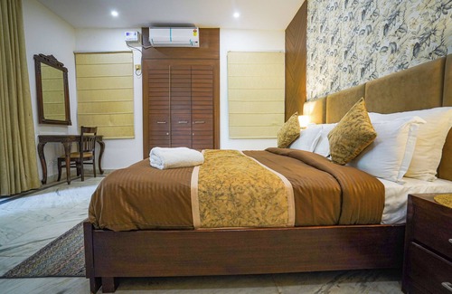 Gurugram Other | Sunahari Bagh- Luxurious 5-bedroom farmhouse in Gurugram with WiFi, AC