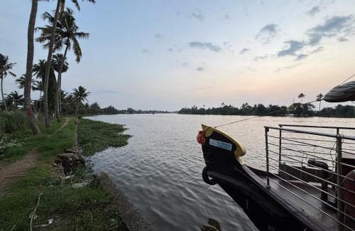 Alappuzha Boat Rental | Sunbirds Premium House Boat at Alleppey Backwaters Kerala