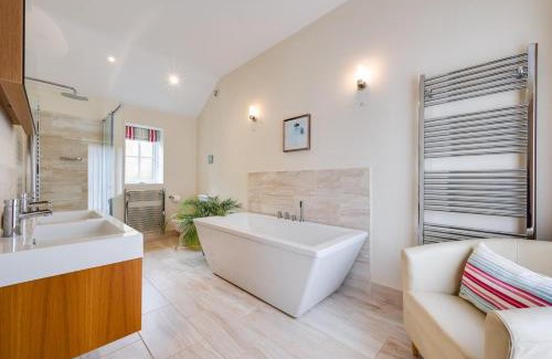 Diss House | Sundial and Woodland Lodge