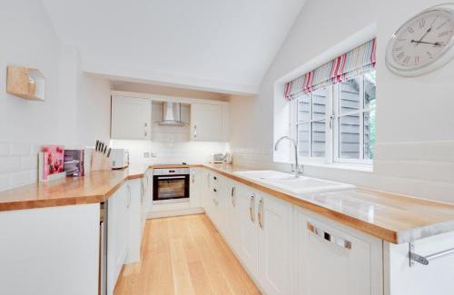 Diss House | Sundial and Woodland Lodge