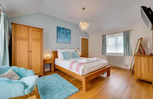 Diss House | Sundial and Woodland Lodge