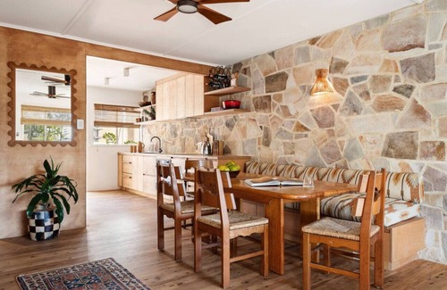 Yamba Apartment | Sundowner Motel brings refined mid-century charm to Yamba’s seaside village.