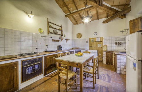 Castiglione del Lago Apartment | Sunflower apt with shared pool family fun, Castiglione del Lago, Italy