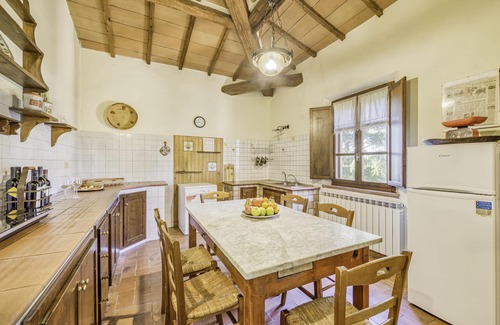 Castiglione del Lago Apartment | Sunflower apt with shared pool family fun, Castiglione del Lago, Italy
