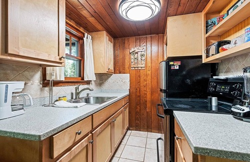 Maggie Valley Cabin | Sunflower Shack: 1 BR, 1 BA in Maggie Valley, Sleeps 2