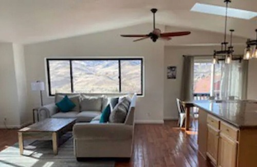 Reno House | Sunflower Vista