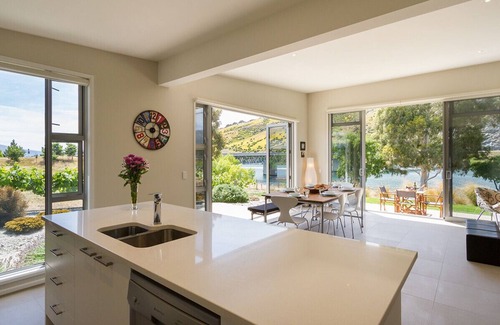 Lowburn Cottage | Sunhaven Lakeside - Cromwell Holiday Home