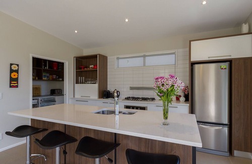 Lowburn Cottage | Sunhaven Lakeside - Cromwell Holiday Home