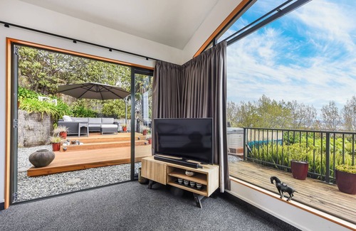 Nelson House | Sunkissed Heights - Nelson Holiday Home