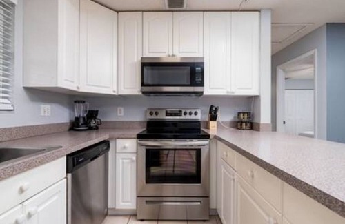 Wilton Manors Apartment | Sunlit 2/2 Oasis in Wilton Manors w. Spacious Pool