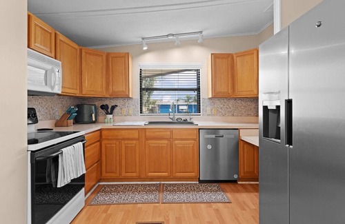 Silver Lake House | Sunlit 2BR w/Lanai ~ Golf Cart Path