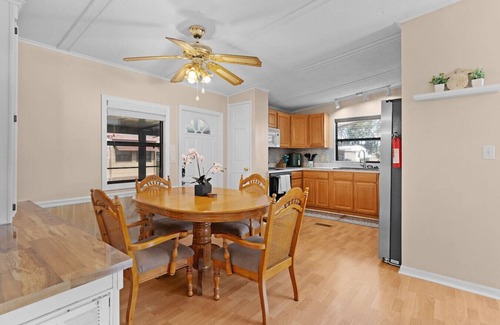 Silver Lake House | Sunlit 2BR w/Lanai ~ Golf Cart Path