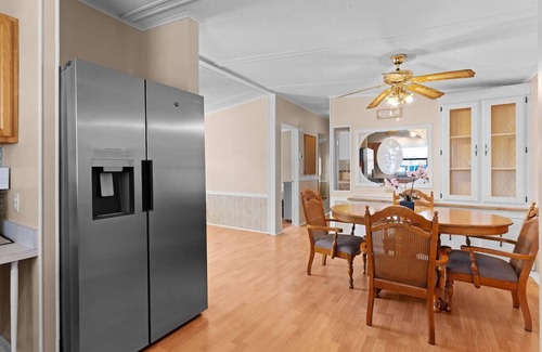 Silver Lake House | Sunlit 2BR w/Lanai ~ Golf Cart Path