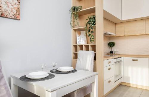 Wola Apartment | Sunlit Apartment Wola Business Center