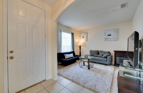 Sunset Ridge House | Sunlit Davenport Family Home with Lanai and Gas Grill!