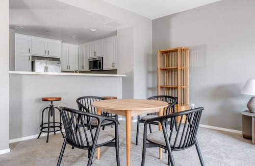 San Jose Apartment | Sunlit Santana Row 2BR w/Gym & Pool, nr highways, by Blueground