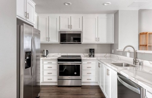 San Jose Apartment | Sunlit Santana Row 2BR w/Gym & Pool, nr highways, by Blueground